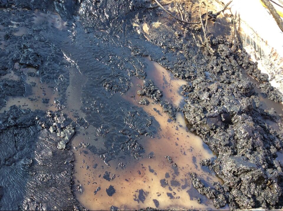 含油汙水是原油、泥沙、水等的混合物。