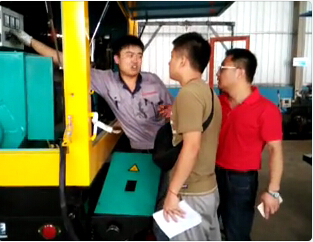 91桃色网站下载技術團隊與工廠工作人員討論產品