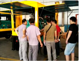 91桃色网站下载技術團隊與工廠工作人員討論產品