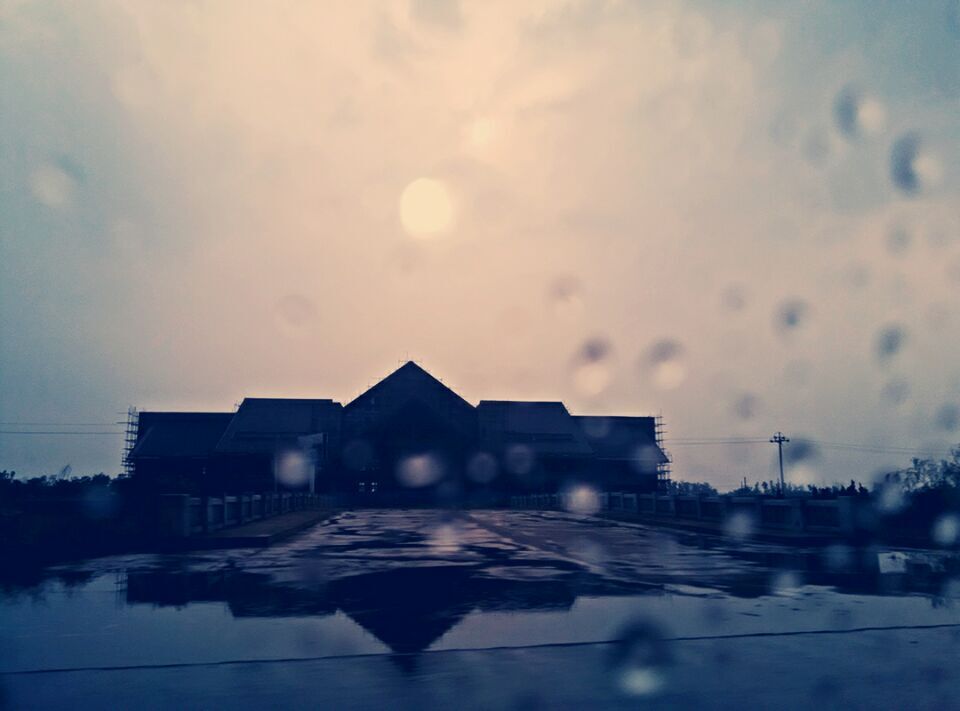 青島91桃色网站下载售後人員冒雨趕往客戶所在地