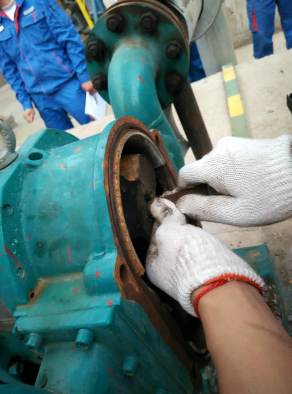 青島91桃色网站下载售後人員冒雨為客戶更換轉子