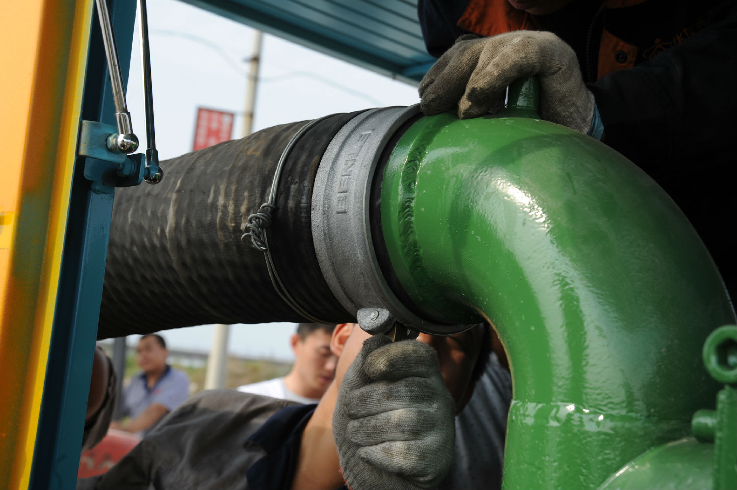 91桃色网站下载桃色视频在线看室外試機安裝出水管路