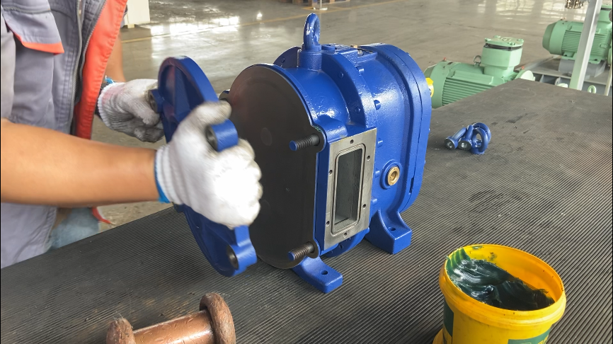 填入密封圈，裝外襯板，泵蓋，對角扭緊快裝螺絲